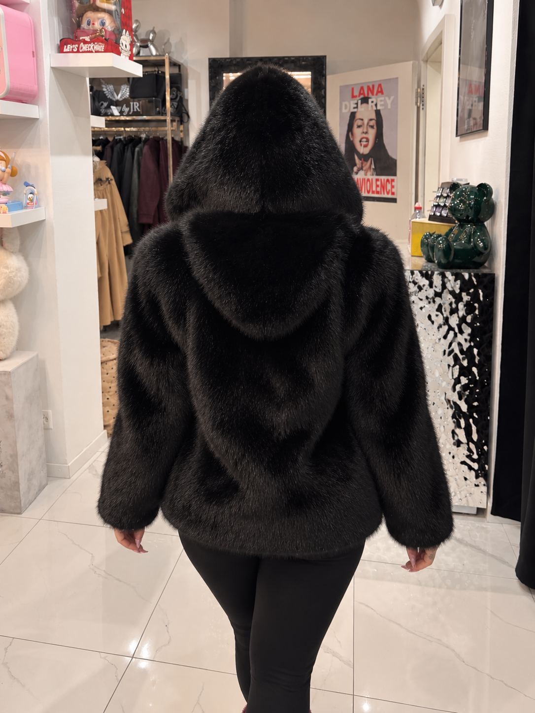 ARCTIC GLAM – Felljacke mit Kapuze