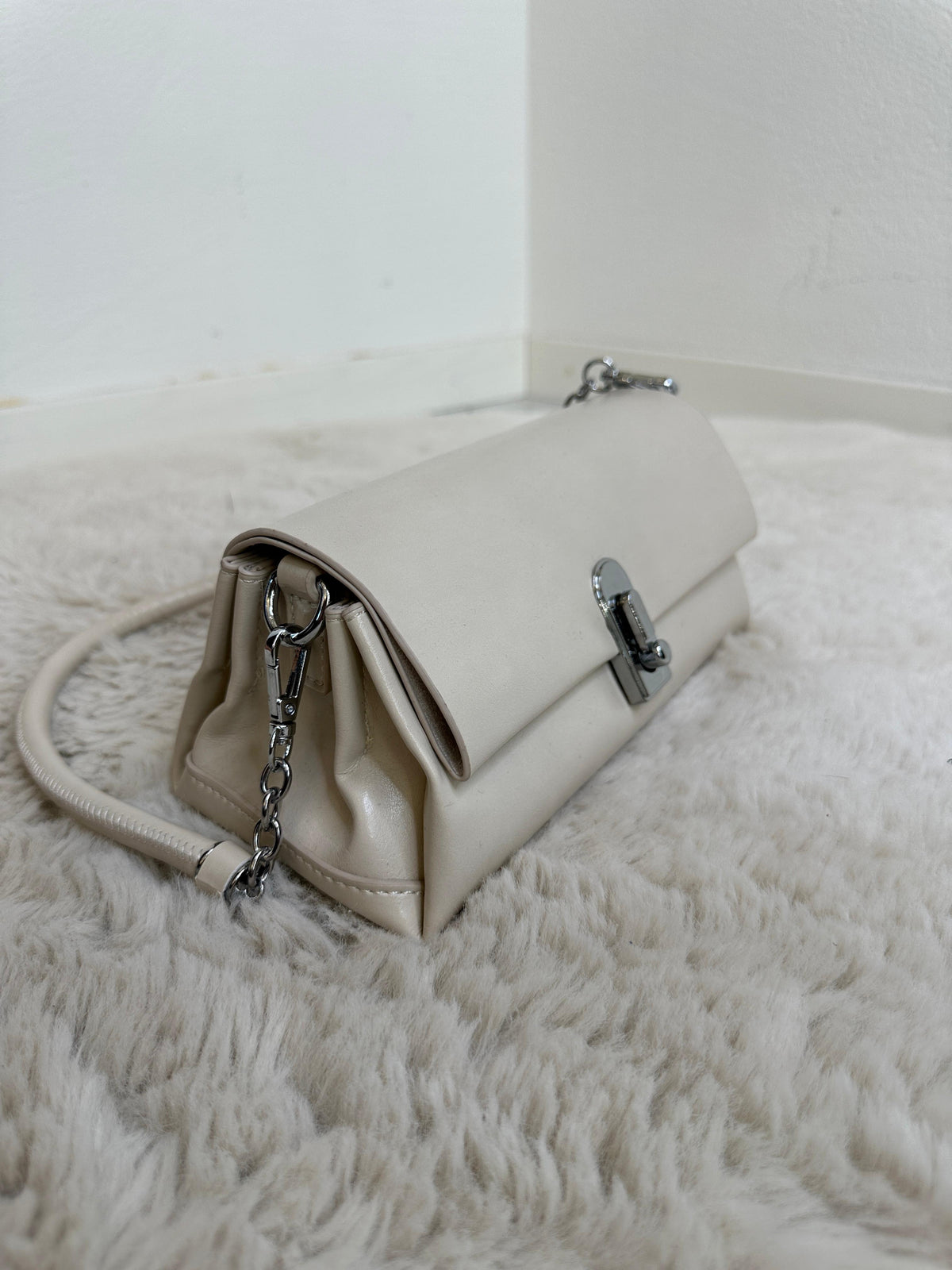 VALERIA CLASSIC SHOULDER BAG