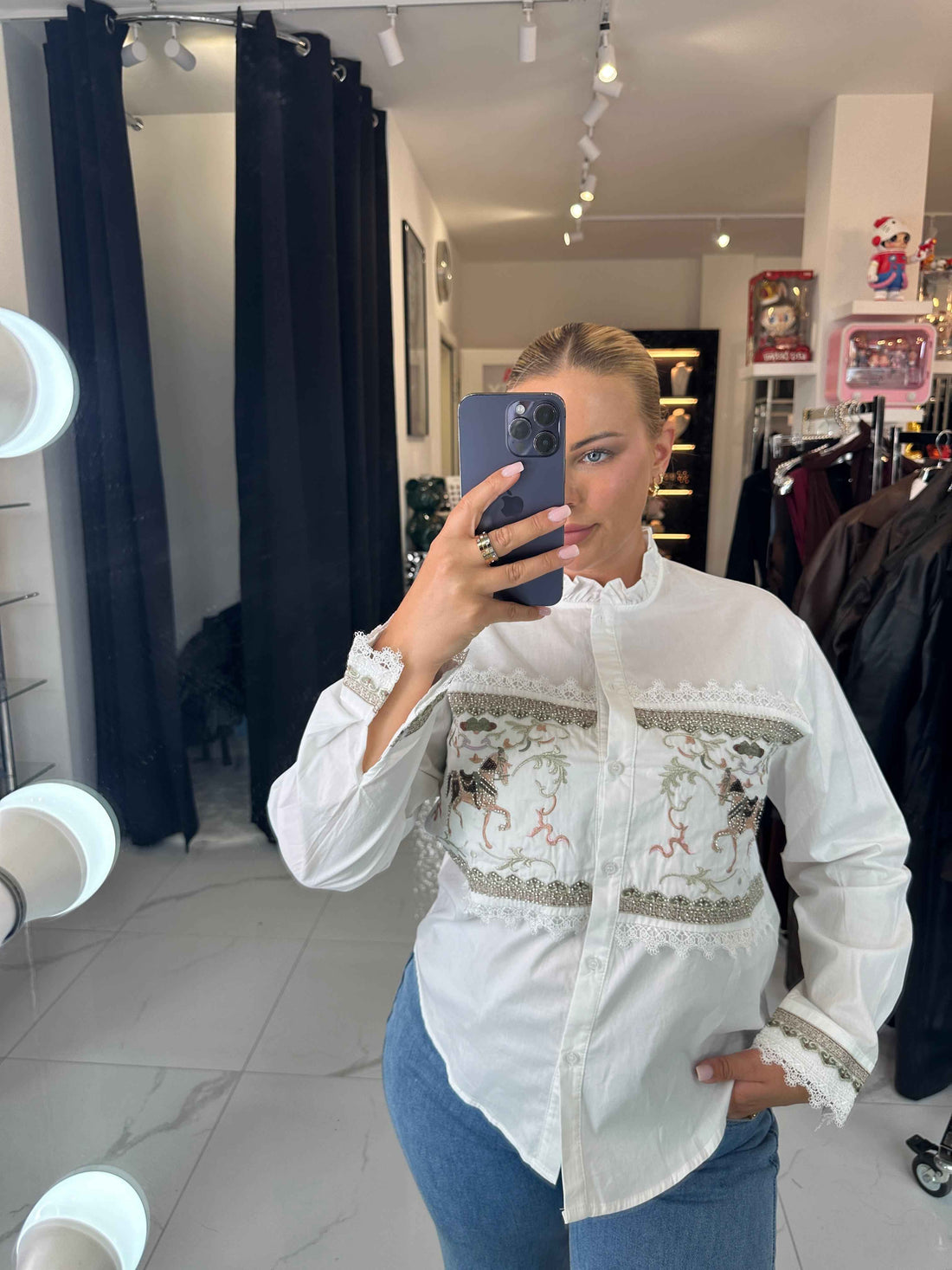 ÉLYSIA Embroidered Bluse