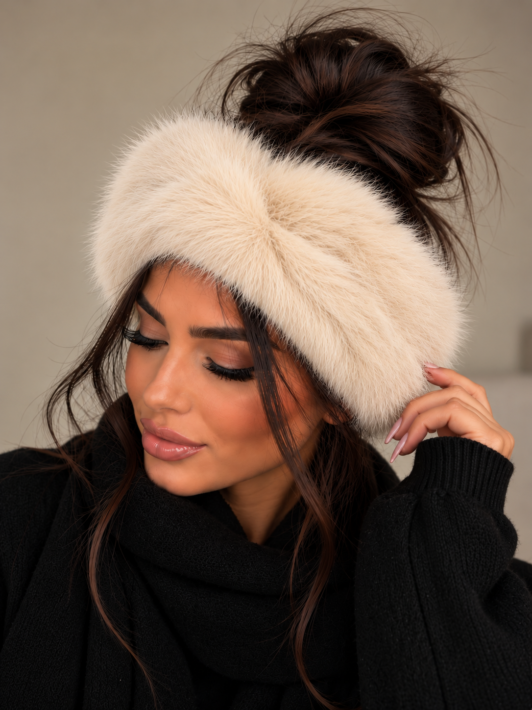 ALPINE ELEGANCE – Flauschiges Fellstirnband – Creme/Weiss