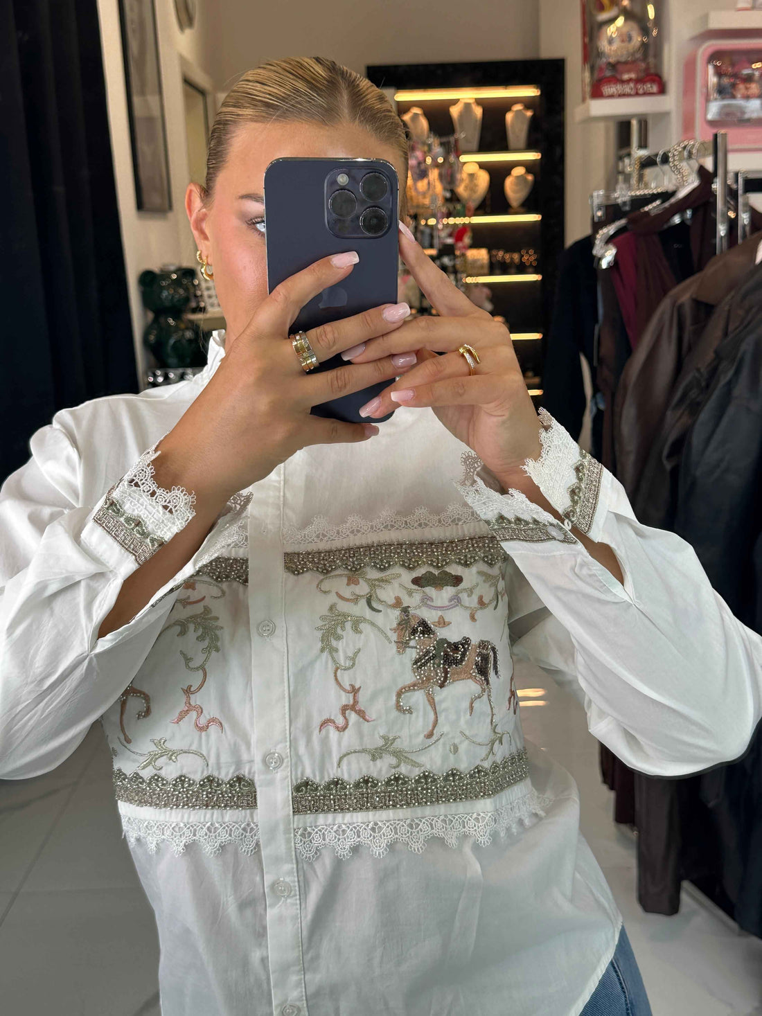 ÉLYSIA Embroidered Bluse